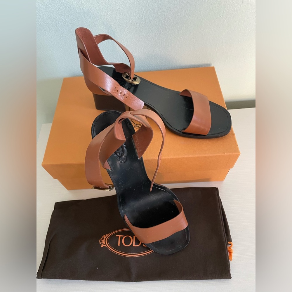 Tod’s leather sandals in brown with gold - tone hardware